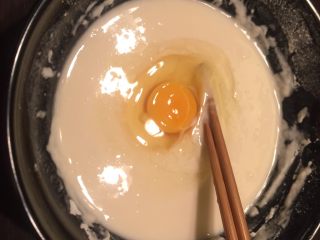 5、辣椒香葱午餐肉鸡蛋卷饼,面粉加水调成糊状,加入一个鸡蛋。