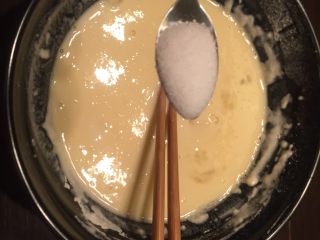 6、辣椒香葱午餐肉鸡蛋卷饼,搅拌均匀,加入3克盐搅拌均匀。