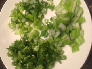 7、辣椒香葱午餐肉鸡蛋卷饼,辣椒,香葱切成小丁。