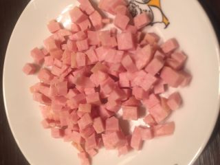 8、辣椒香葱午餐肉鸡蛋卷饼,午餐肉切成小粒。