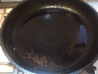 9、辣椒香葱午餐肉鸡蛋卷饼,平底锅烧热加入适量色拉油。