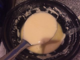 10、辣椒香葱午餐肉鸡蛋卷饼,舀一勺面糊。