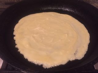 11、辣椒香葱午餐肉鸡蛋卷饼,摊开成一个薄薄的软饼。