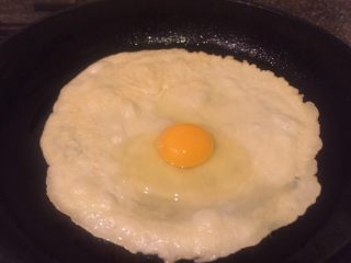 12、辣椒香葱午餐肉鸡蛋卷饼,反面在加入一个鸡蛋。