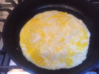 13、辣椒香葱午餐肉鸡蛋卷饼,用木铲快速摊开。