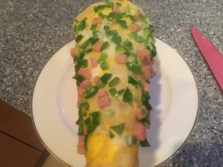 16、辣椒香葱午餐肉鸡蛋卷饼,在用木铲挑出放入盆中。