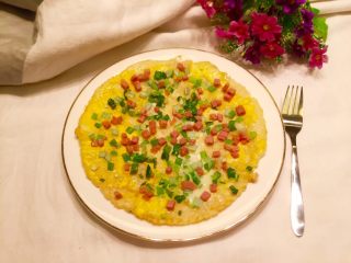 17、辣椒香葱午餐肉鸡蛋卷饼,完整版的煎饼做好了。