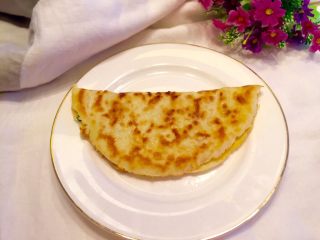 18、辣椒香葱午餐肉鸡蛋卷饼,可以折叠起来,中间切开分成两半吃,我从一头卷起来,在中间切开,拿着吃。
