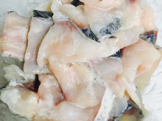 1、麻辣水煮鱼,鱼片冲洗干净,备用