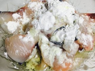 3、麻辣水煮鱼,加入半个蛋清和适量淀粉,抓匀,腌制十分钟。