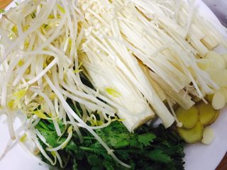 4、麻辣水煮鱼,腌鱼的同时把金针菇、豆芽以及香菜准备好,洗净沥干水分备用,姜切片,蒜切末