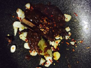 6、麻辣水煮鱼,炒出香味后加入豆瓣酱,小火翻炒两下