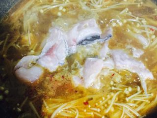 10、麻辣水煮鱼,待蔬菜变软,将腌好的鱼片滑入锅中