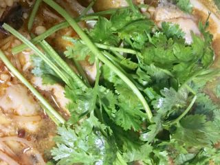 12、麻辣水煮鱼,表面撒少许香菜装饰