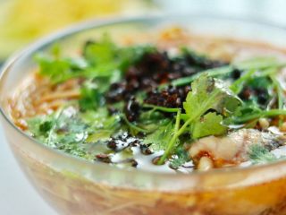 15、麻辣水煮鱼,趁热淋在香菜表面即可