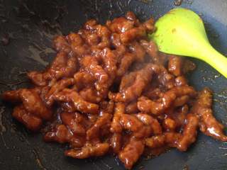 13、糖醋里脊,倒入炸好的里脊肉条翻炒，让每根里脊肉都裹上茄汁