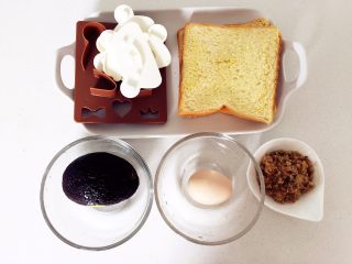 1、小熊牛油果三明治,准备好所有食材