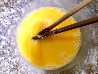 2、日式厚蛋烧,搅拌均匀后加入少许盐、鸡精、蚝油
