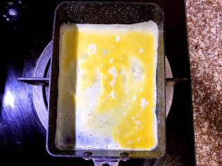 5、日式厚蛋烧,倒入适量蛋液刚好薄薄的铺满整个锅底