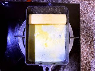 11、日式厚蛋烧,后续每次倒入蛋液的时候要记得让蛋液流入刚卷好的蛋卷底部哦