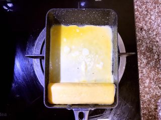 13、日式厚蛋烧,卷到最下方,待第三层蛋卷成型后倒入第四层蛋液