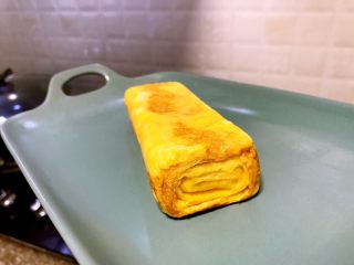 19、日式厚蛋烧,待蛋卷煎成漂亮的金黄色时出锅
