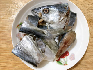 2、红烧鲅鱼,然后打些薄盐手抓腌制一下~