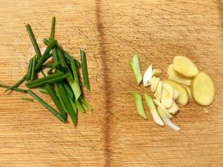 5、红烧鲅鱼,准备一些配料，姜蒜片，葱白和青葱段。