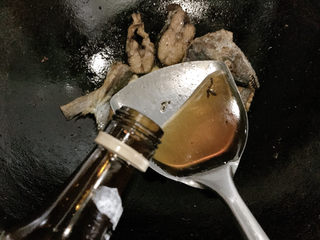 7、红烧鲅鱼,加适量料酒大大程度激发香味