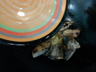 8、红烧鲅鱼,然后加适量清水。