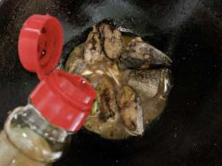 9、红烧鲅鱼,加2勺颜色深的酱油