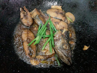 13、红烧鲅鱼,大火收汁，撒青葱段准备出锅。