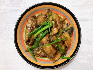 14、红烧鲅鱼,赤酱红烧鲅鱼段就完成了