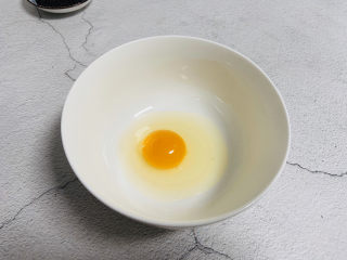 2、芝麻薄脆饼干,鸡蛋打入碗中