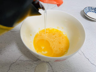 4、芝麻薄脆饼干,加入玉米油打散