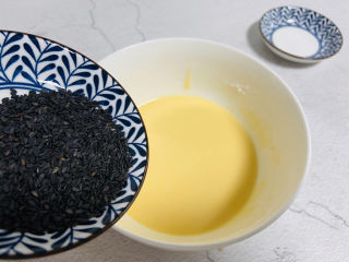 7、芝麻薄脆饼干,放入黑芝麻