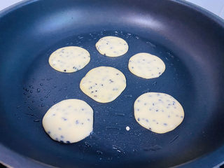 11、芝麻薄脆饼干,小火慢煎