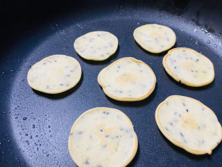 13、芝麻薄脆饼干,翻面煎至金黄色即可
