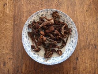 1、小鸡炖蘑菇,榛蘑菇30g