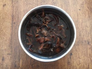2、小鸡炖蘑菇,用水泡1个小时。