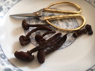 3、小鸡炖蘑菇,洗干净后剪去老根，沥干水分。