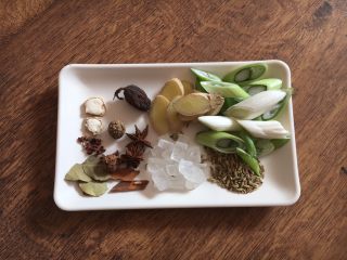 4、小鸡炖蘑菇,准备好葱姜等佐料。