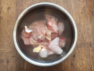 6、小鸡炖蘑菇,用水泡半个小时，然后洗干净。