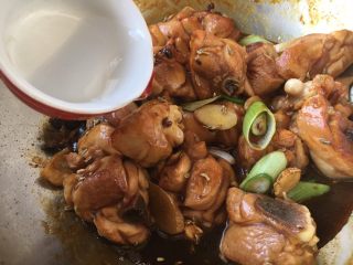 11、小鸡炖蘑菇,放入米酒。