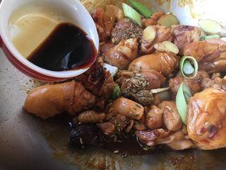 10、小鸡炖蘑菇,放入生抽和老抽。