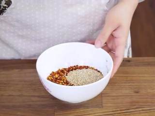 1、懒人凉皮,往辣椒面中加入盐拌匀，倒入熟白芝麻