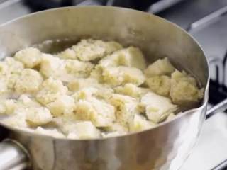 11、懒人凉皮,烤麸用清水浸泡，撕成小块用开水焯一下，豆芽焯水