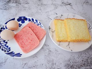 1、火腿蛋三明治,准备好材料