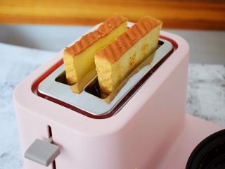 3、火腿蛋三明治,先把吐司放入多士炉中烤，烤好取出备用，烤到什么程度可根据自己的口味调整，想吃脆一点的就烤久一些