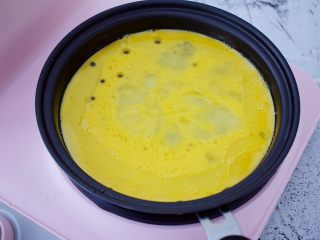 4、火腿蛋三明治,然后再将平底锅倒入少许食用油烧热，倒入鸡蛋液，用筷子搅成小块状盛出备用